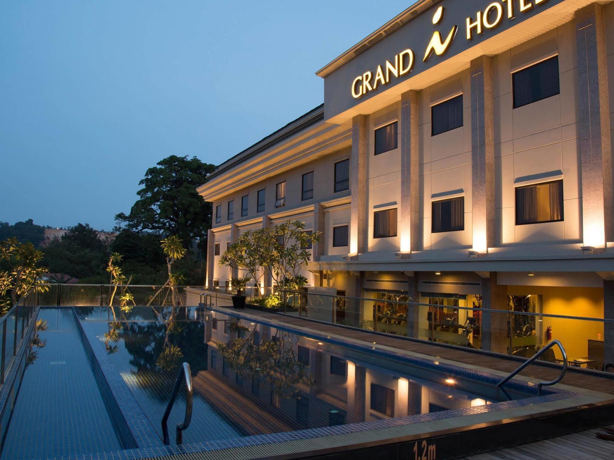 I Hotel Batam Nagoya Exteriör bild