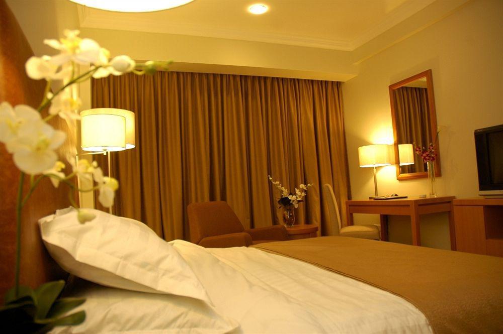 I Hotel Batam Nagoya Exteriör bild