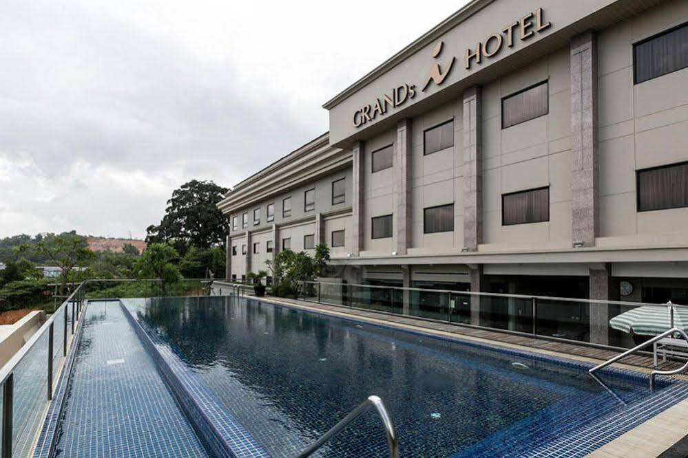 I Hotel Batam Nagoya Exteriör bild